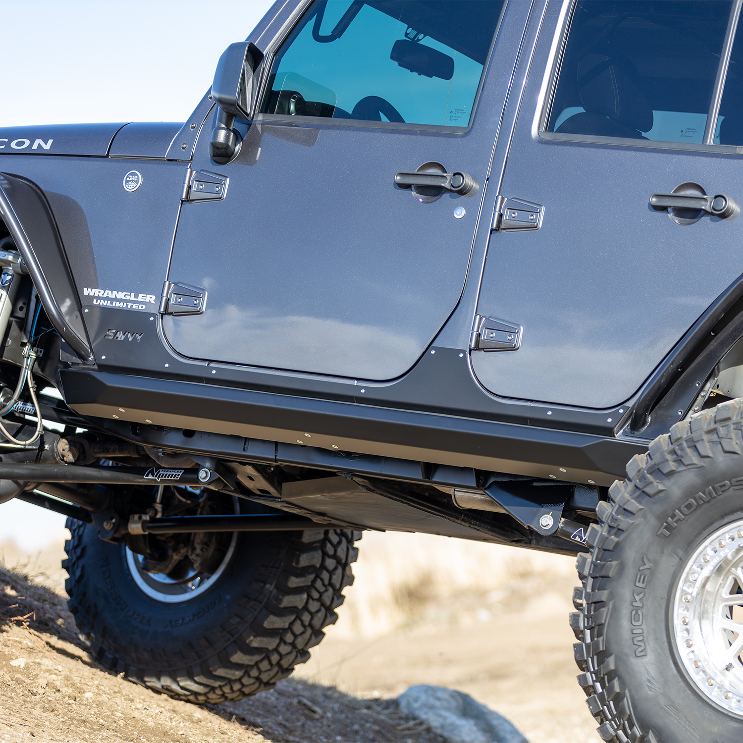 Savvy Offroad Krawler Lite JKU bolt-on sliders shown with rocker trim kit on Jeep JKU, trim kit sold separately
