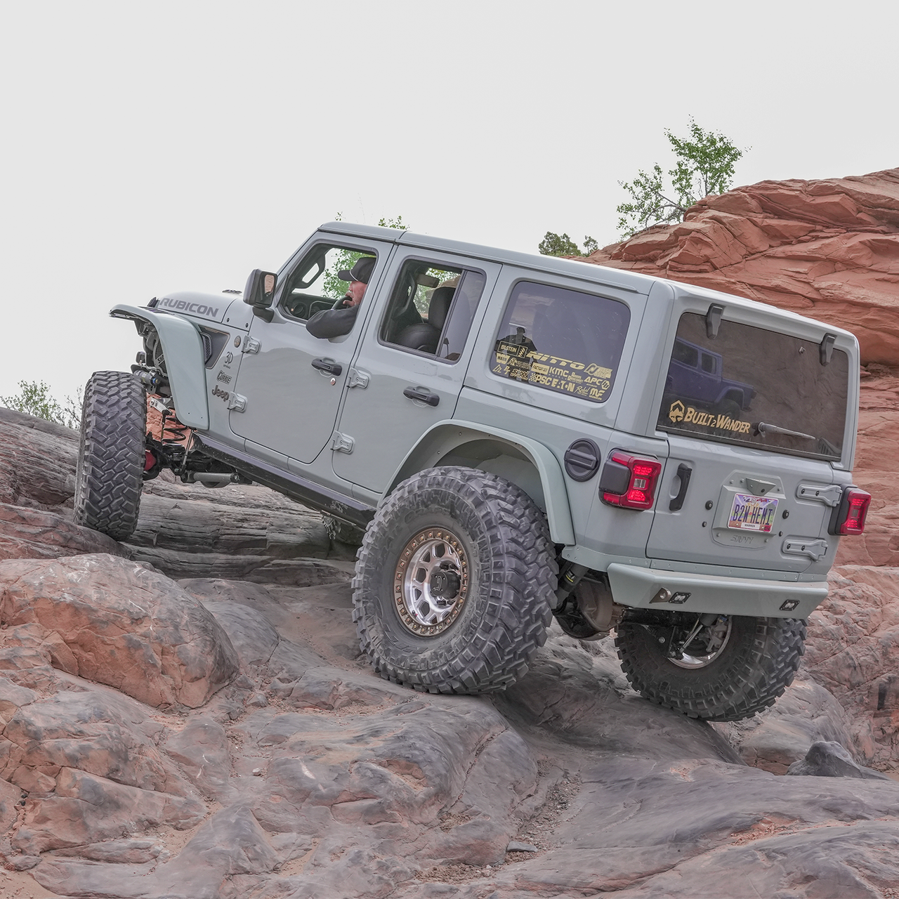 Jeep JL Wrangler with Savvy Legacy aluminum rear bumper clearing steep rock descent, maximum departure clearance