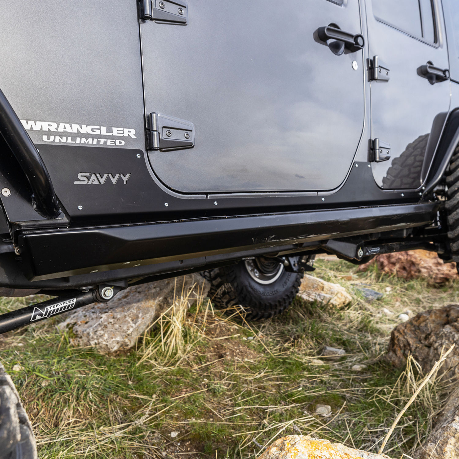Savvy Offroad Krawler Lite JKU bolt-on sliders shown with rocker trim kit on Jeep JKU, trim kit sold separately