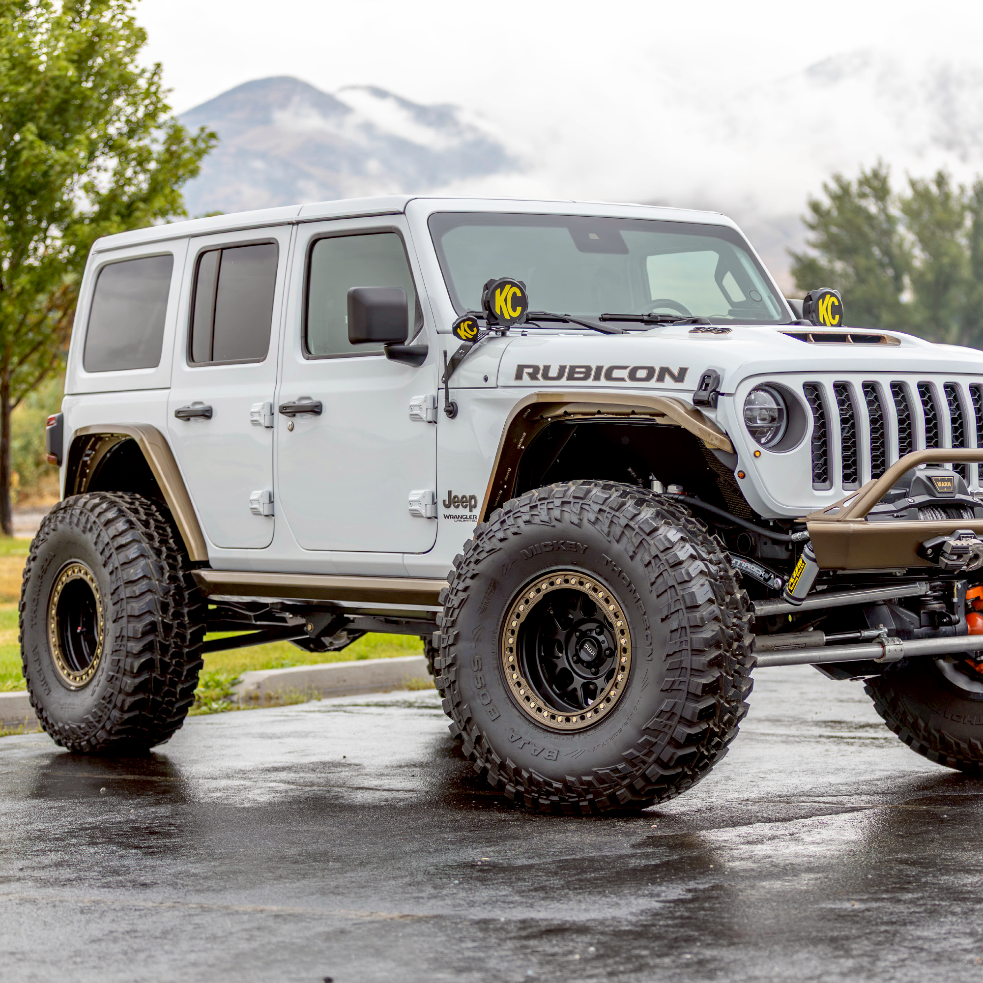 Savvy highline fender creating additional front wheel-well clearance on a Jeep JL or JT