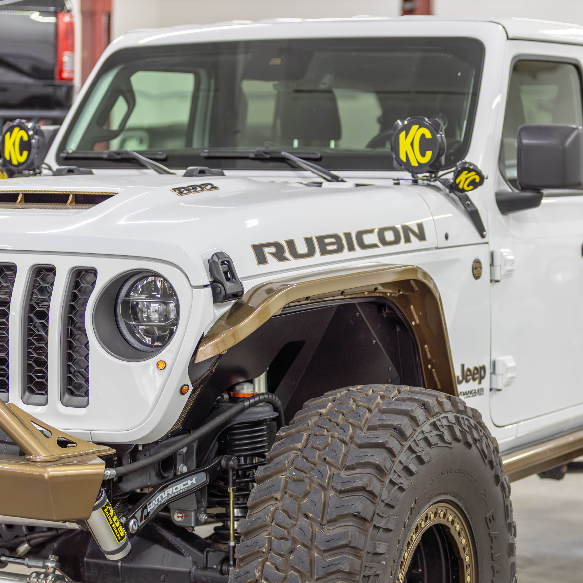 Jeep Gladiator JT highline fenders clearing large tires during suspension articulation