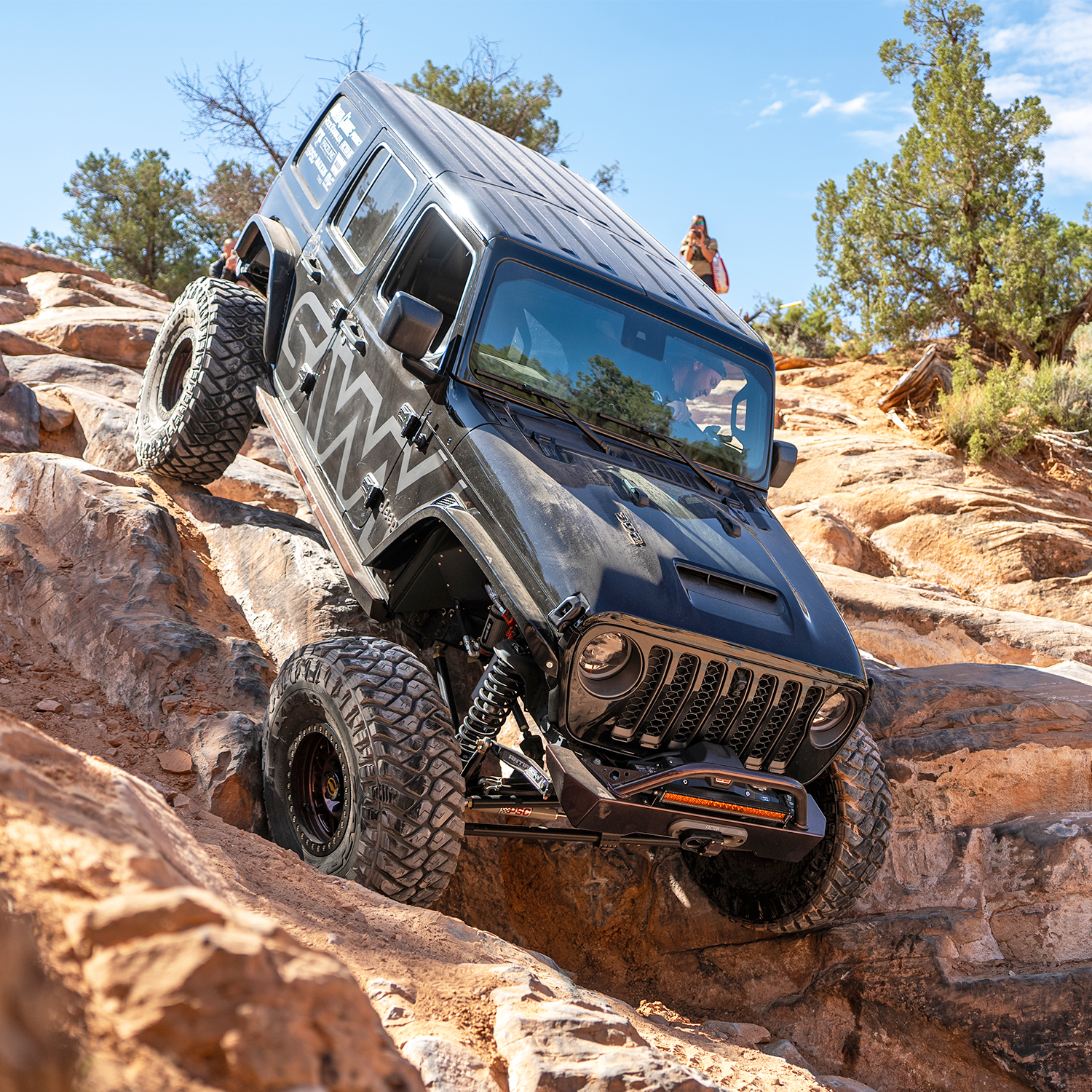 Savvy KRAWLER LITE bolt-on rock sliders for Jeep Wrangler JLU with replaceable outer skins and high-clearance rocker protection