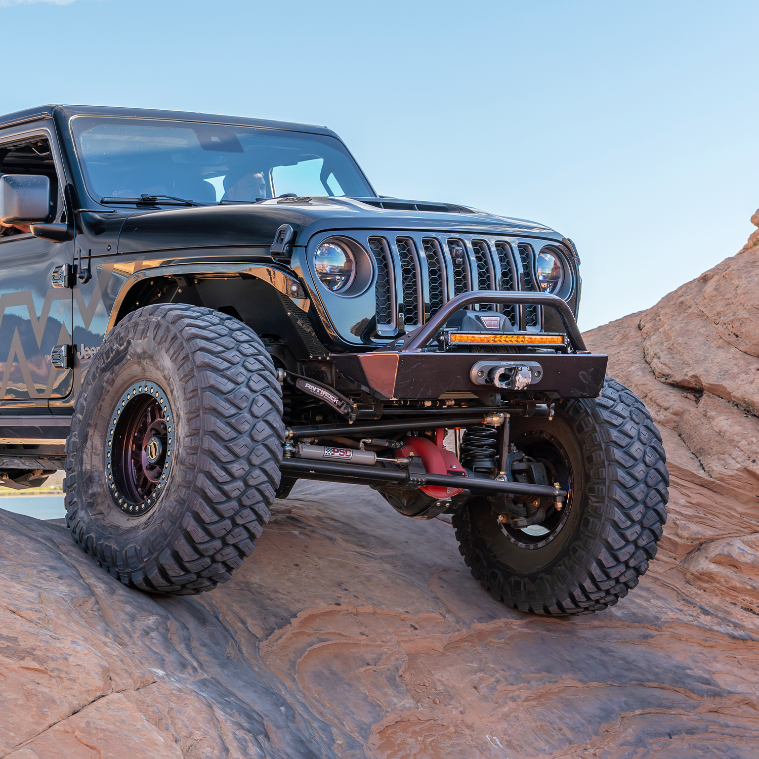 Savvy Offroad KRAWLER LITE aluminum front bumper with hoop, 3/16-inch steel winch plate, and laser-cut D-ring mounts on 2018–2026 Jeep Wrangler JLU