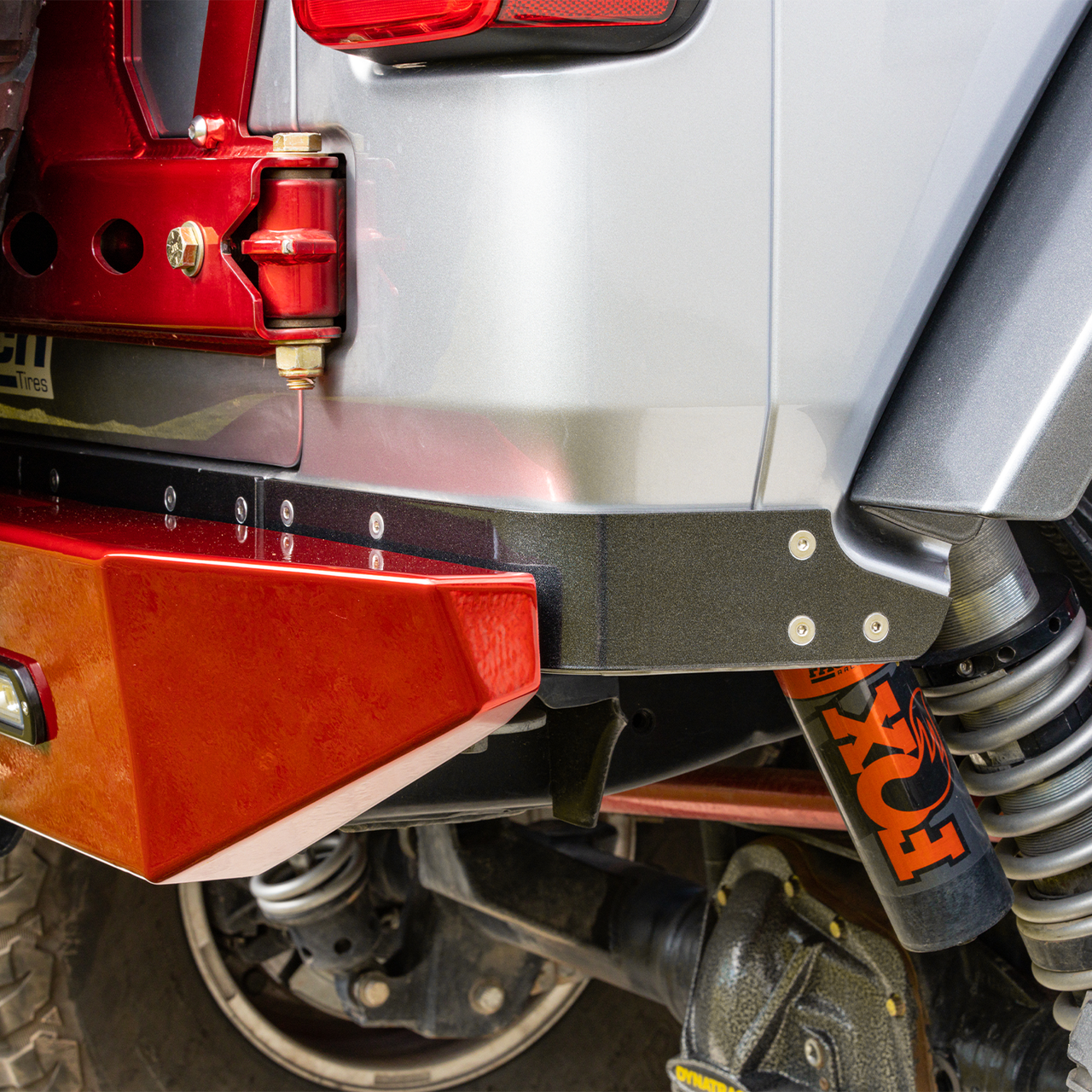 Savvy Offroad 6061 aluminum rear trim kit and corner guards protecting lower body seam and maximizing departure angle on Jeep Wrangler JLU