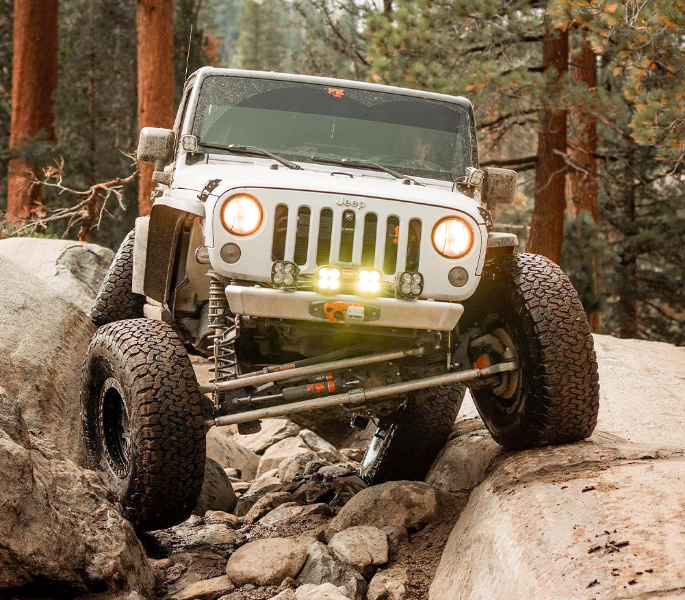 Jeep Wrangler JK/JKU equipped with Savvy Offroad LEGACY 6061 aluminum front and rear bumpers navigating extreme rock crawling and off-road terrain