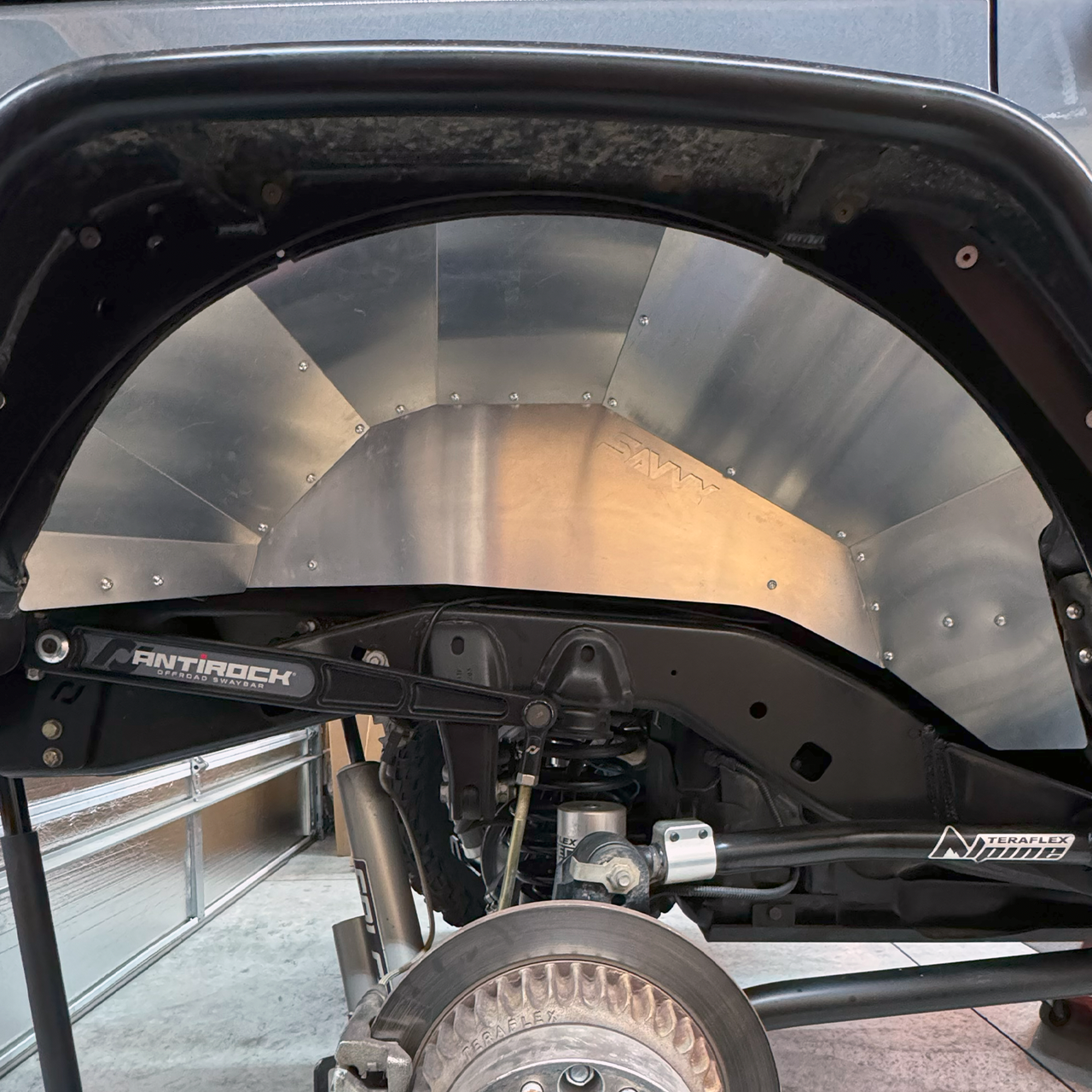 Savvy Offroad high-clearance 16-gauge rust-free aluminum rear inner fenders protecting fuel lines and wiring built for 40-inch-plus tires on 2007–2018 Jeep Wrangler JKU