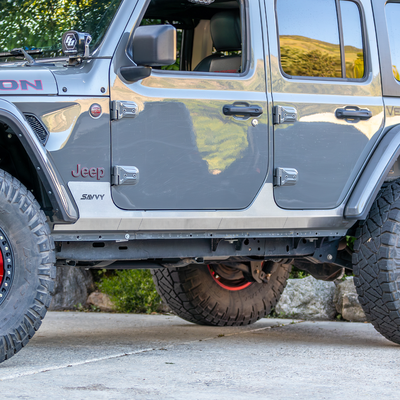 Savvy Offroad 6061 aluminum rocker armor trim kit with tape-on and bolt-on install options and high-clearance low-profile design on 2018–2026 Jeep Wrangler JLU